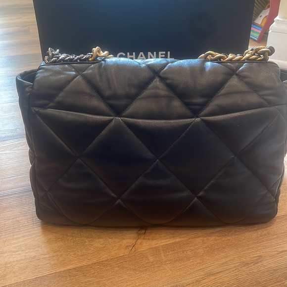 2021 Chanel 19 in Black. Very good condition - Picture 3 of 12